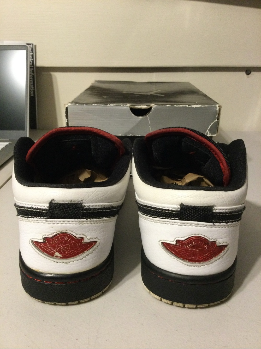 Mens White and Black Low-Top Sneakers - Classic Style - Picture 4 of 5